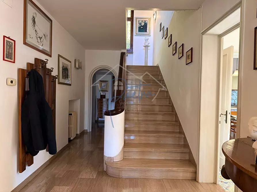 Immagine 11 di Villa in vendita  a Massa