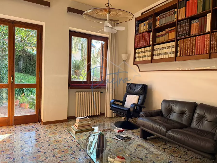 Immagine 19 di Villa in vendita  a Massa