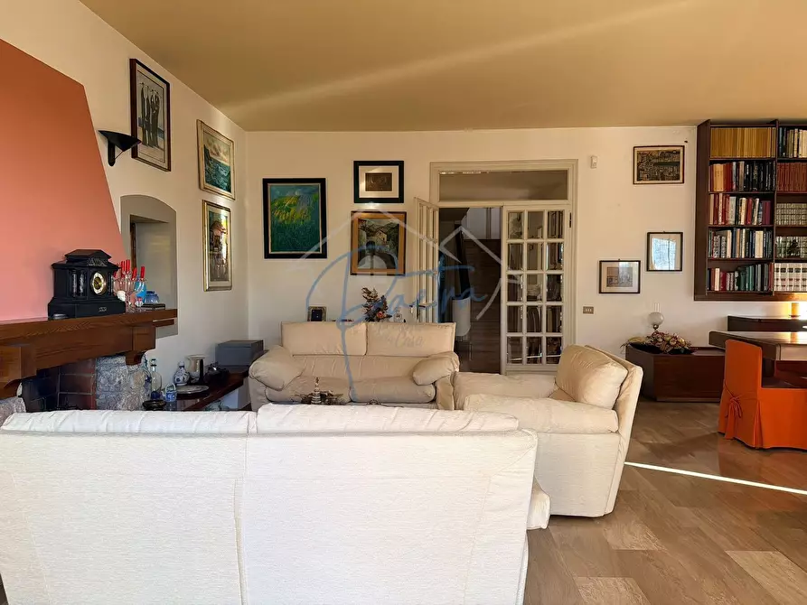 Immagine 9 di Villa in vendita  a Massa