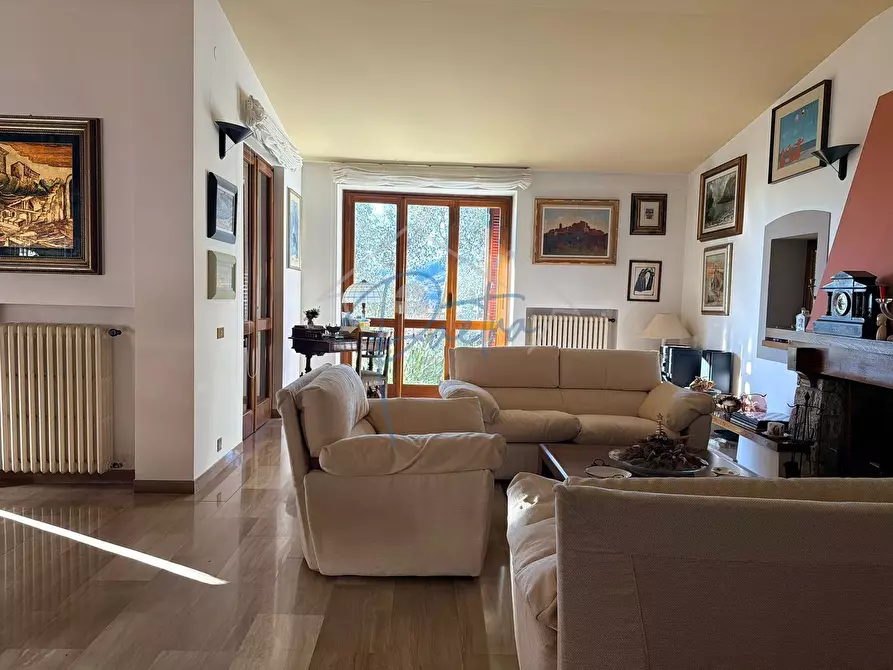 Immagine 5 di Villa in vendita  a Massa