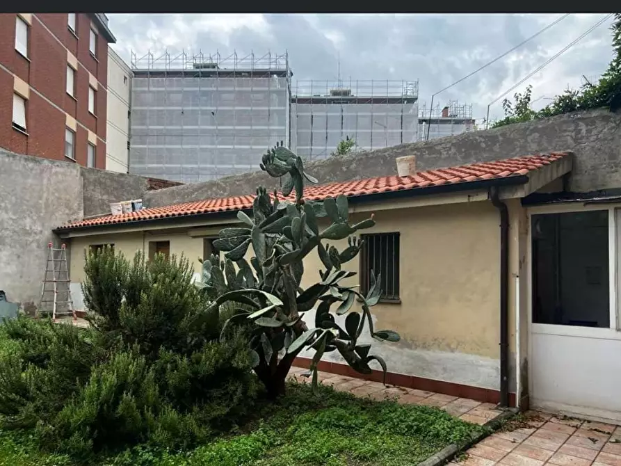 Immagine 8 di Locale commerciale in affitto  a Livorno
