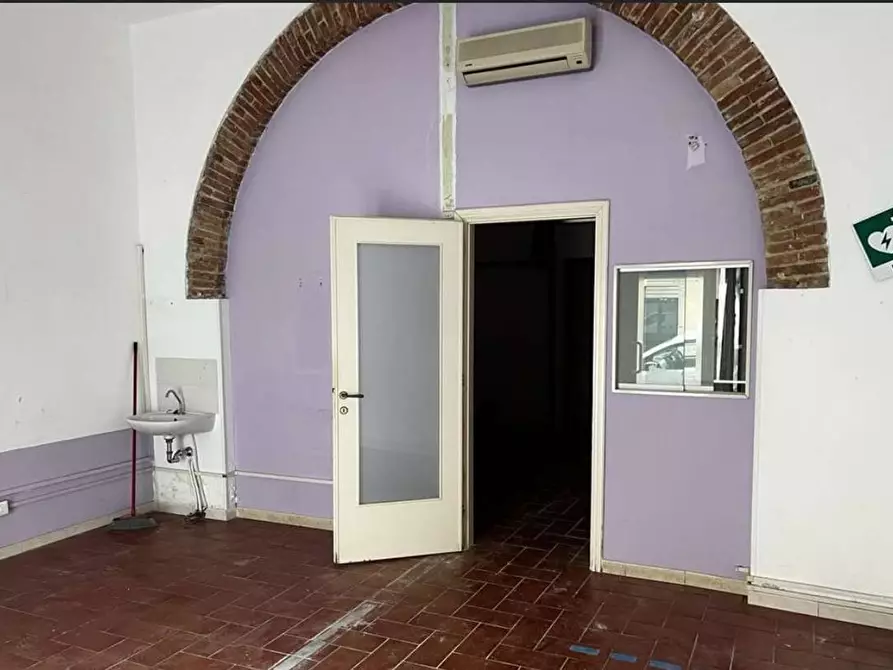 Immagine 7 di Locale commerciale in affitto  a Livorno