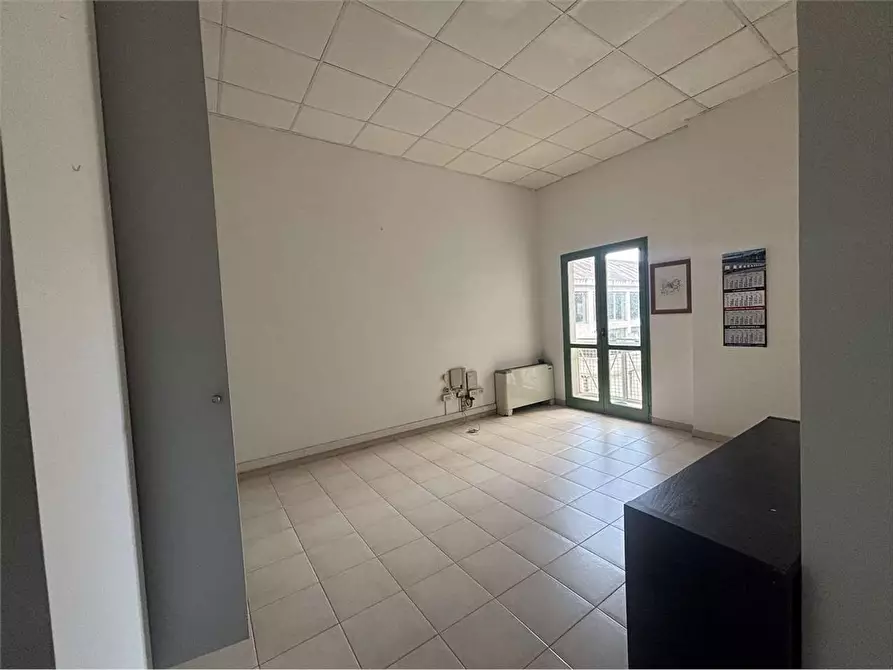Immagine 3 di Ufficio in vendita  a Livorno