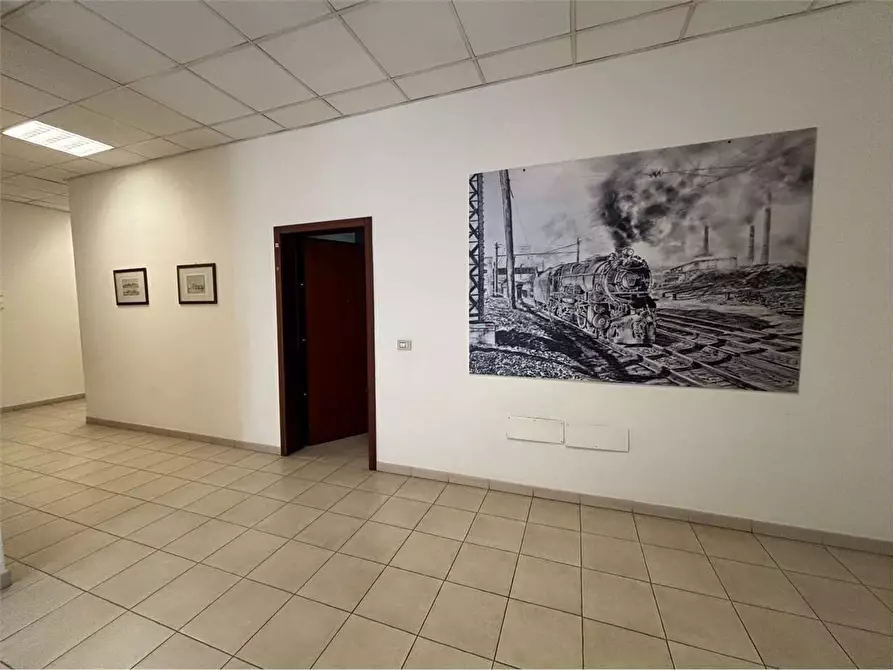 Immagine 12 di Ufficio in vendita  a Livorno