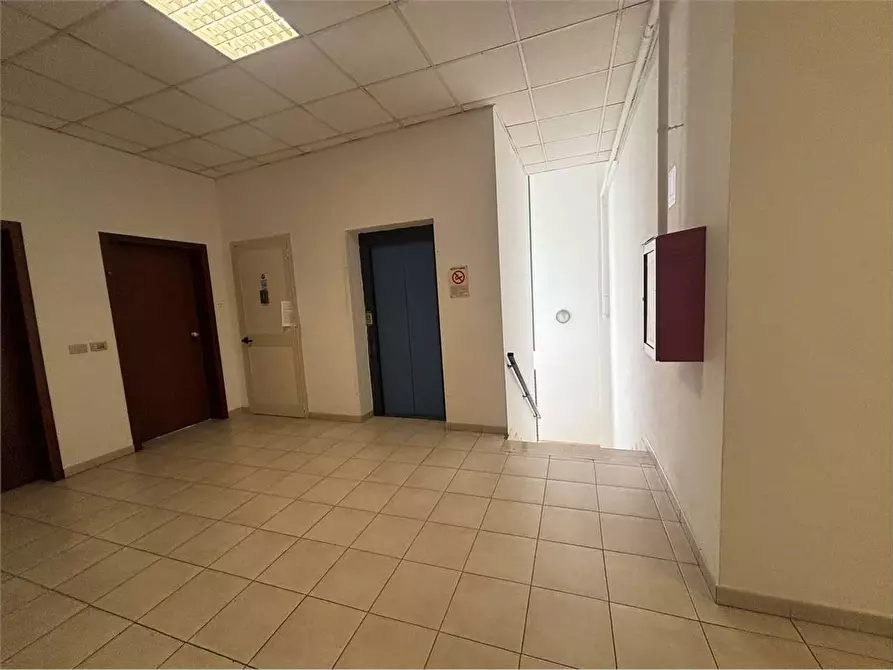 Immagine 11 di Ufficio in vendita  a Livorno
