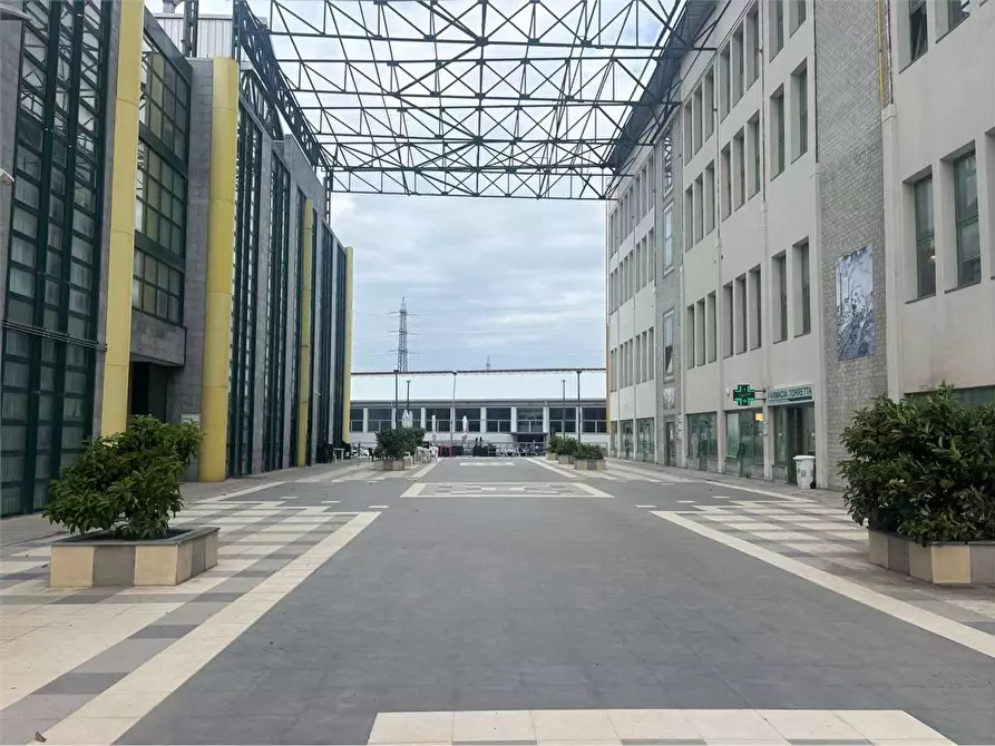 Immagine 2 di Garage in vendita  a Livorno