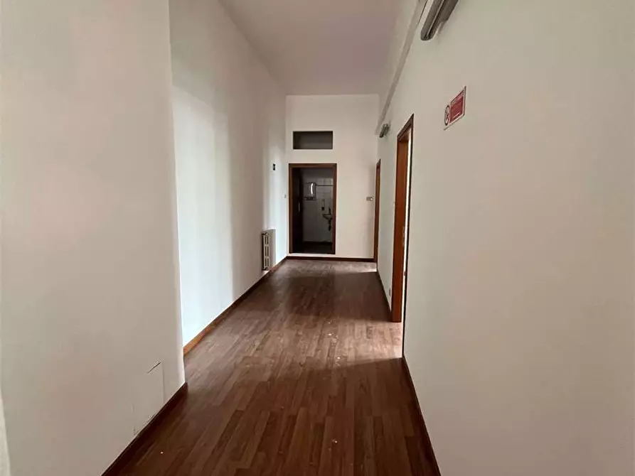Immagine 6 di Ufficio in affitto  a Livorno