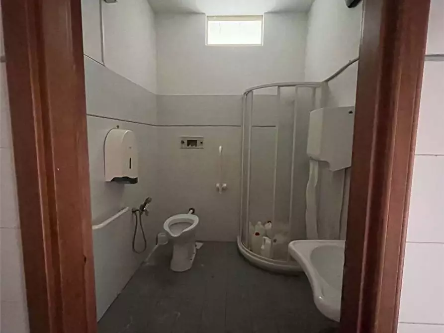 Immagine 14 di Ufficio in affitto  a Livorno