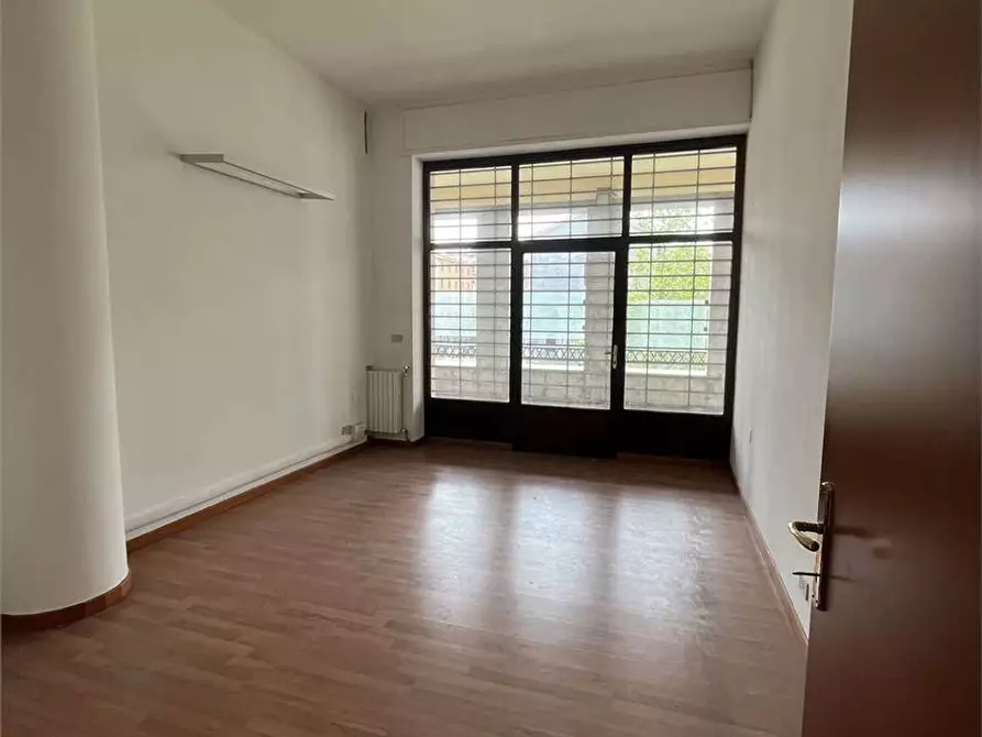 Immagine 7 di Ufficio in affitto  a Livorno