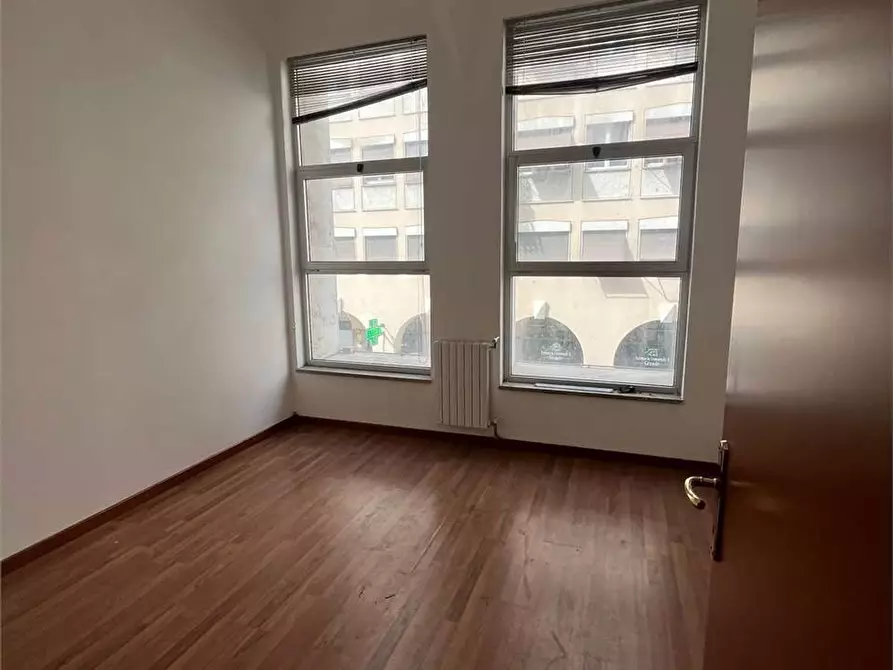 Immagine 10 di Ufficio in affitto  a Livorno