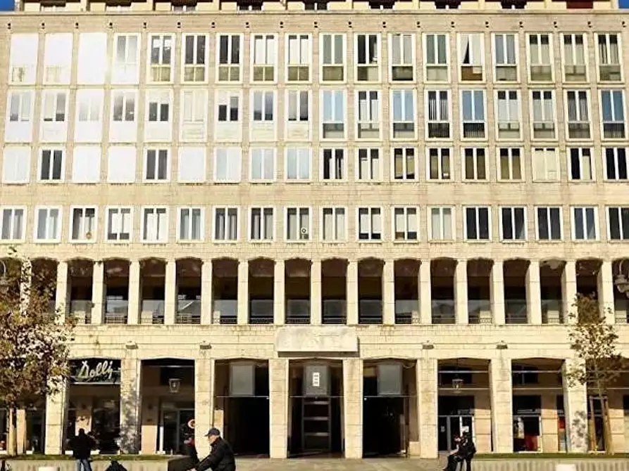 Immagine 2 di Ufficio in affitto  a Livorno