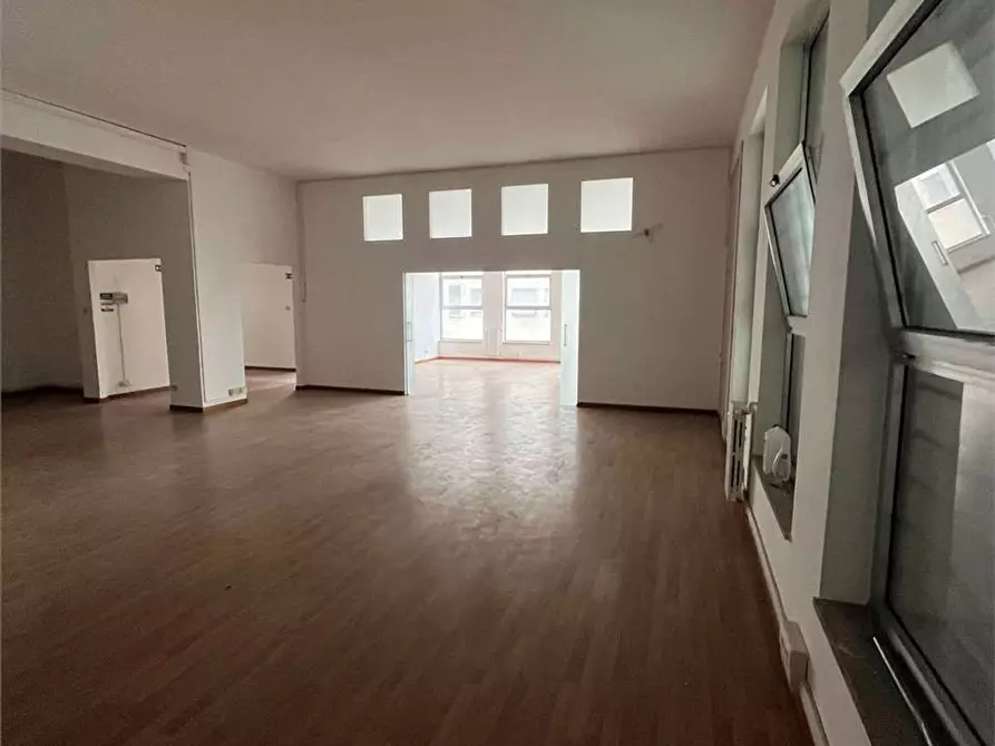 Immagine 4 di Ufficio in affitto  a Livorno