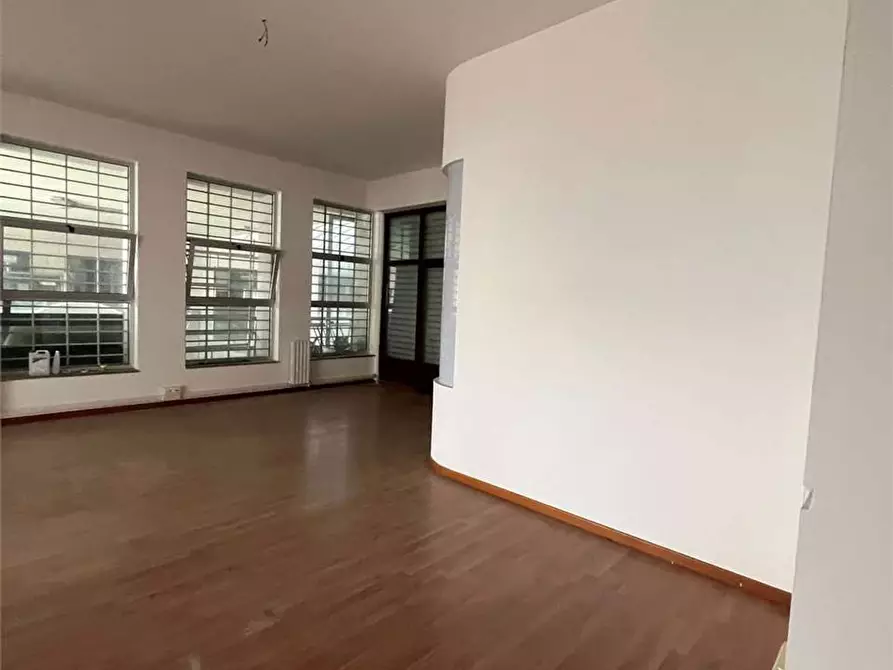 Immagine 3 di Ufficio in affitto  a Livorno