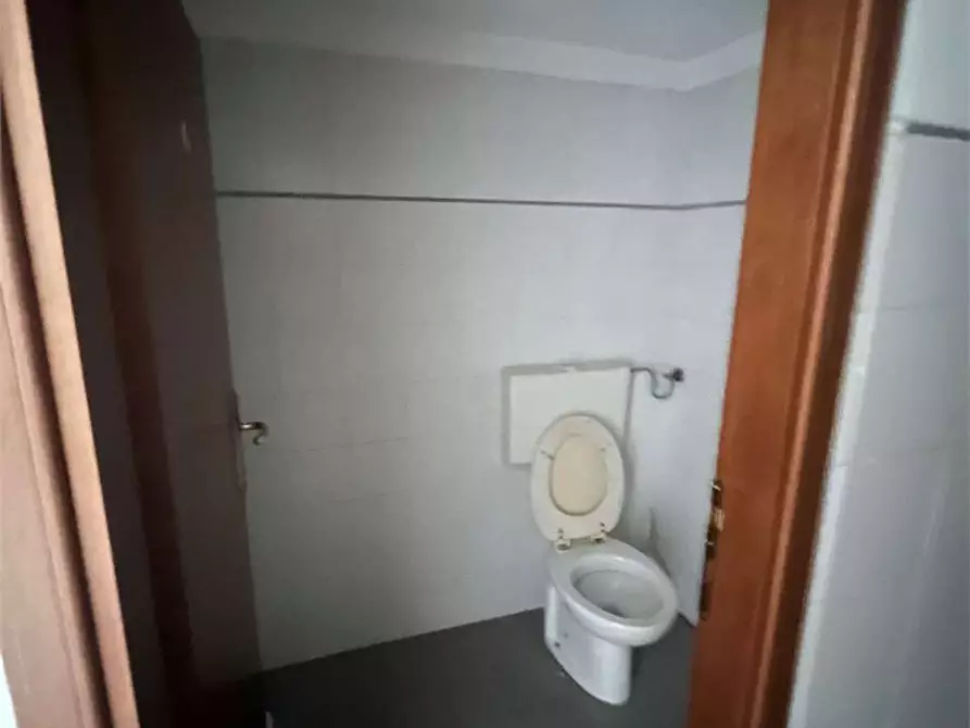 Immagine 15 di Ufficio in affitto  a Livorno