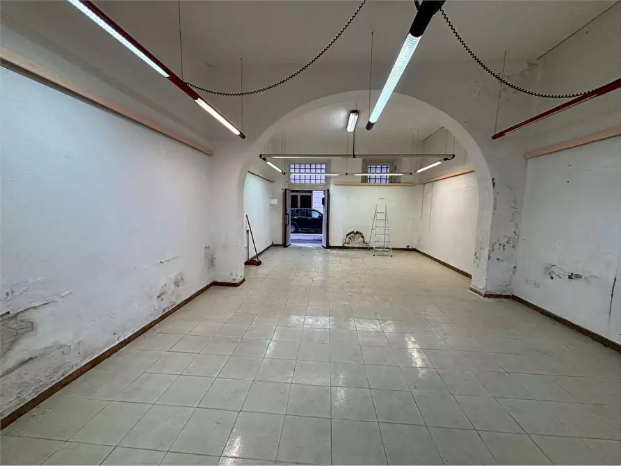 Immagine 3 di Locale commerciale in vendita  a Livorno