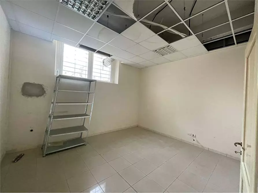 Immagine 2 di Ufficio in affitto  a Livorno