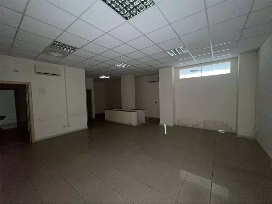 Immagine 14 di Ufficio in affitto  a Livorno