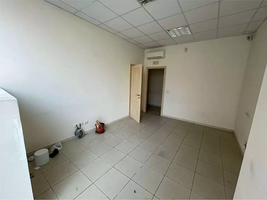 Immagine 5 di Ufficio in affitto  a Livorno