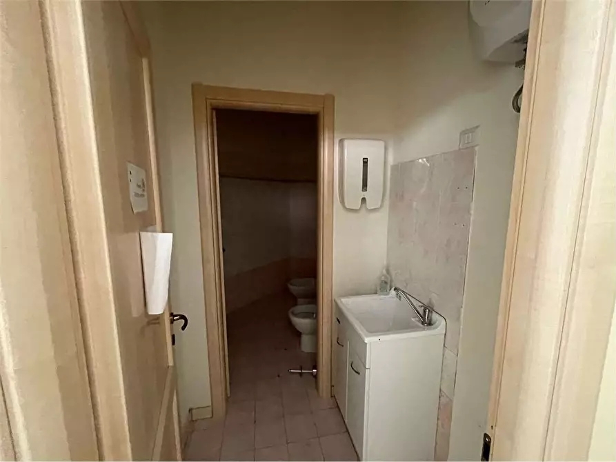 Immagine 10 di Ufficio in affitto  a Livorno