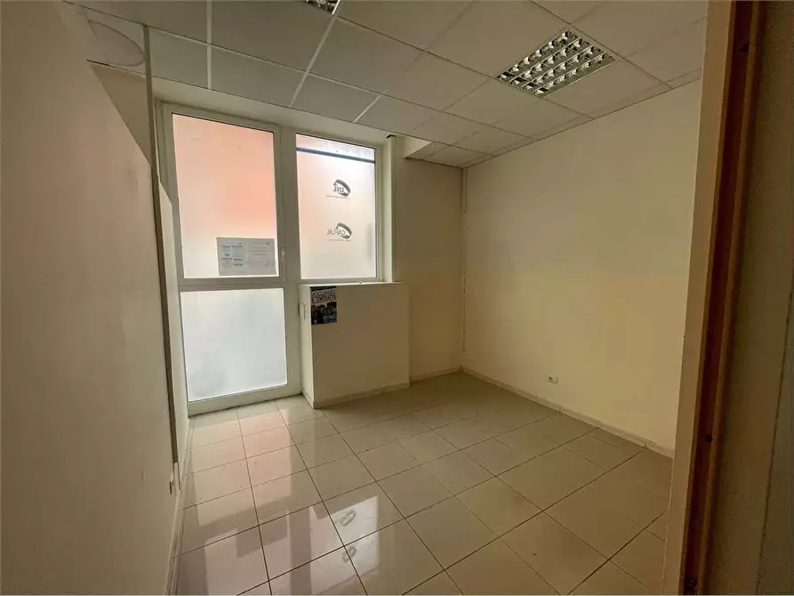 Immagine 11 di Ufficio in affitto  a Livorno