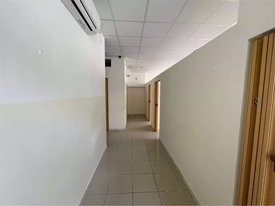 Immagine 9 di Ufficio in affitto  a Livorno