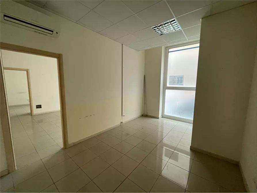 Immagine 8 di Ufficio in affitto  a Livorno