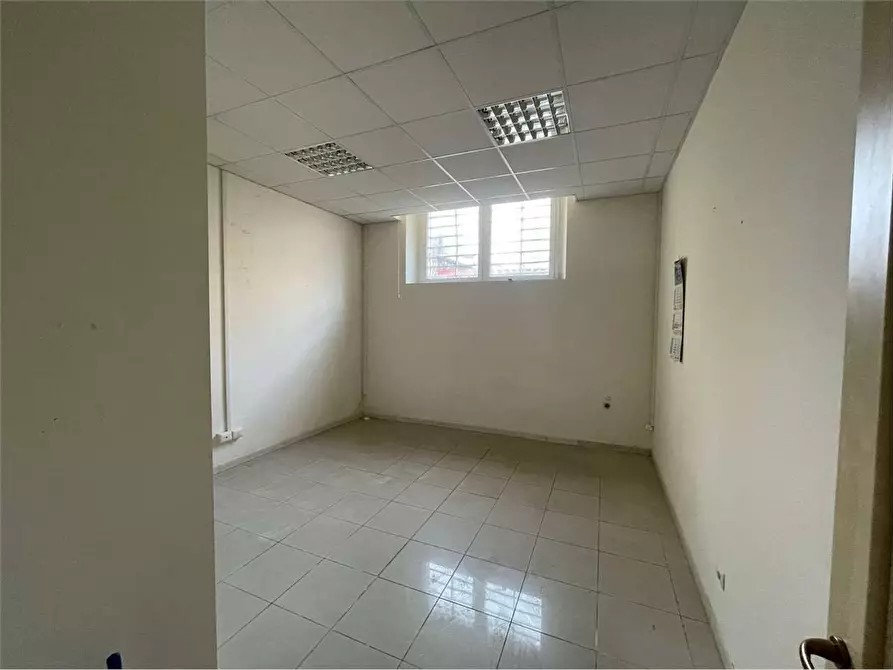 Immagine 24 di Ufficio in affitto  a Livorno