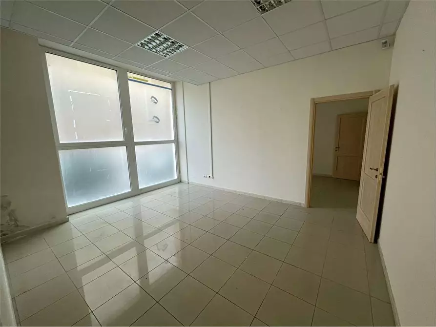 Immagine 1 di Ufficio in affitto  a Livorno