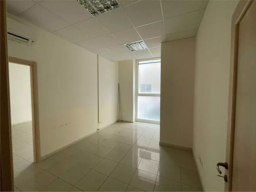 Immagine 16 di Ufficio in affitto  a Livorno