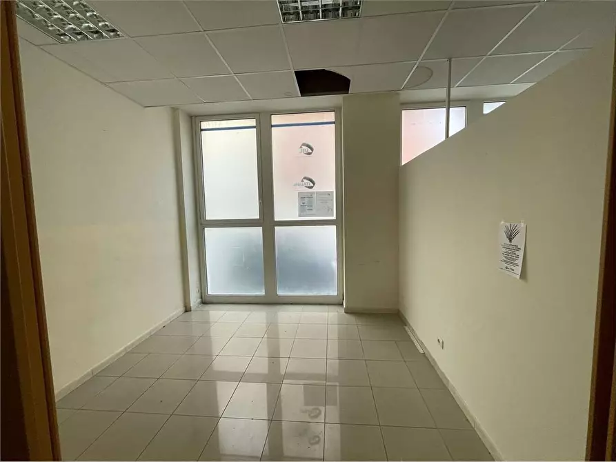 Immagine 12 di Ufficio in affitto  a Livorno