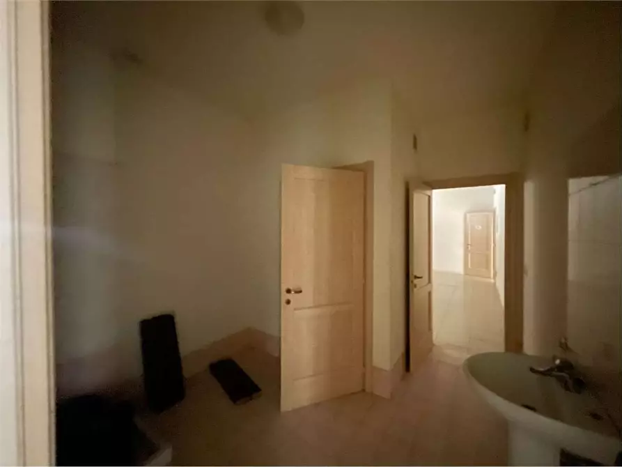 Immagine 22 di Ufficio in affitto  a Livorno