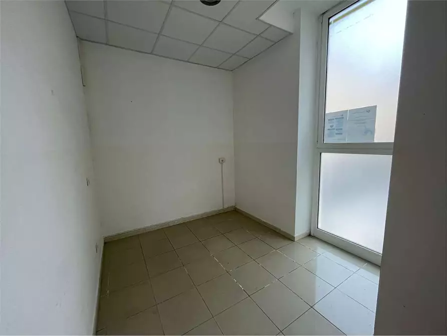 Immagine 6 di Ufficio in affitto  a Livorno