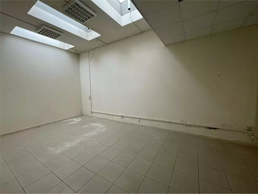 Immagine 4 di Ufficio in affitto  a Livorno