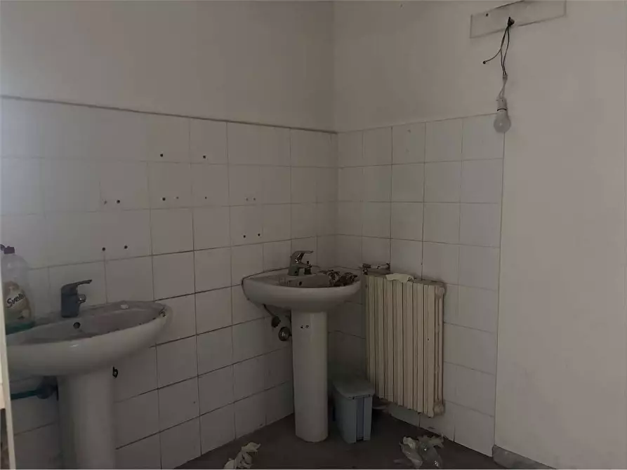 Immagine 16 di Ufficio in affitto  a Livorno