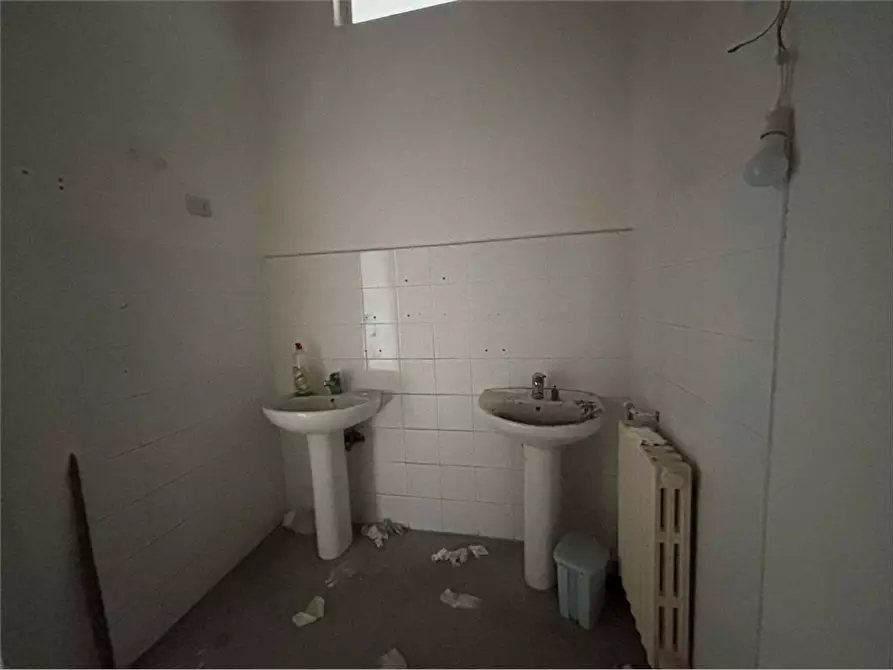 Immagine 17 di Ufficio in affitto  a Livorno