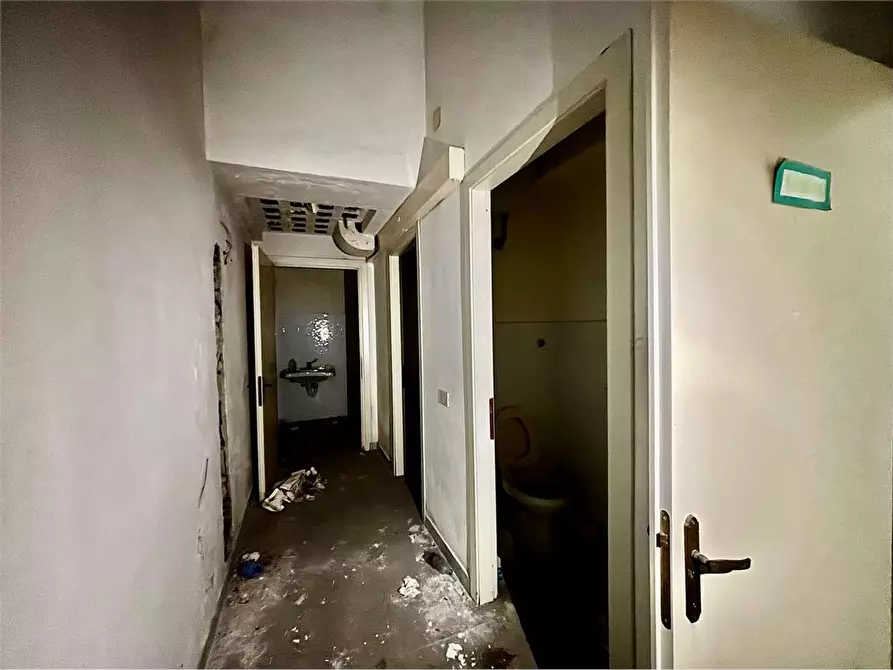 Immagine 13 di Ufficio in affitto  a Livorno