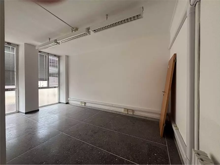 Immagine 12 di Ufficio in affitto  a Livorno