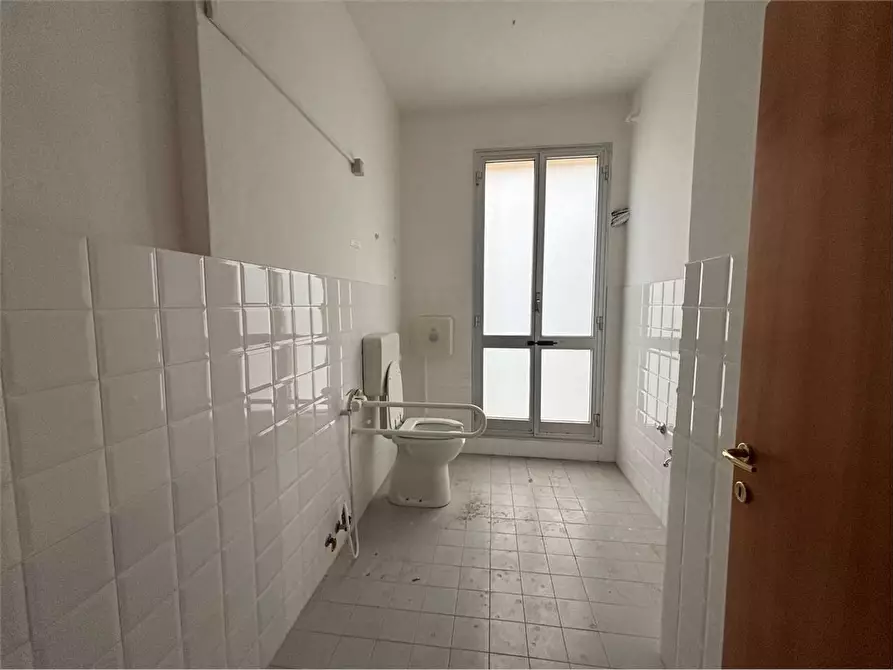 Immagine 9 di Ufficio in affitto  a Livorno