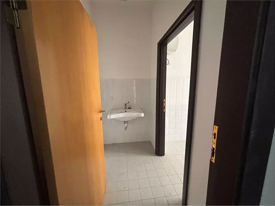 Immagine 8 di Ufficio in affitto  a Livorno