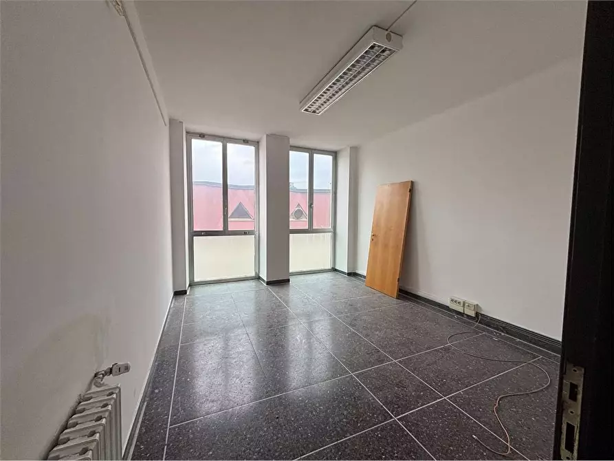 Immagine 5 di Ufficio in affitto  a Livorno