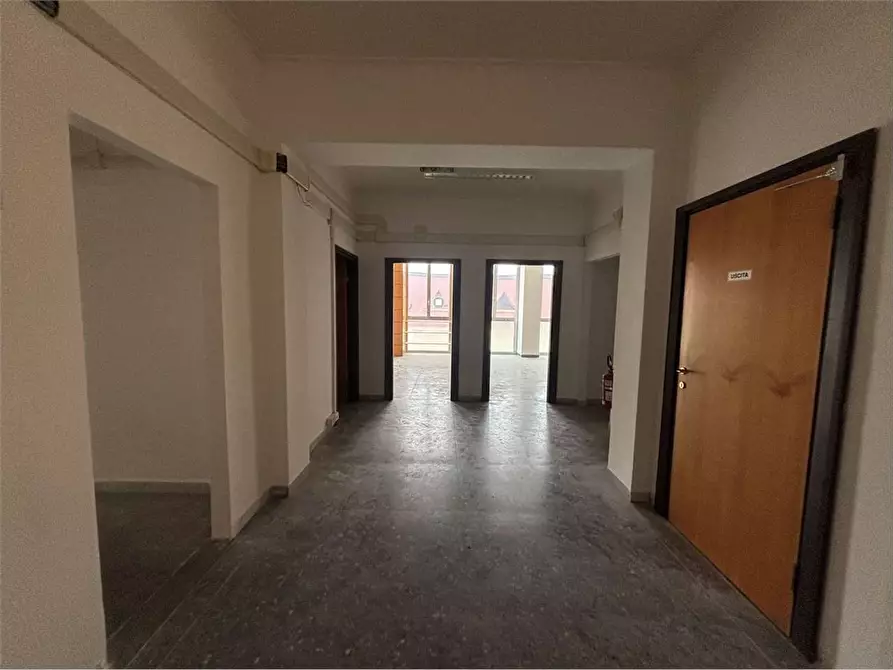 Immagine 2 di Ufficio in affitto  a Livorno