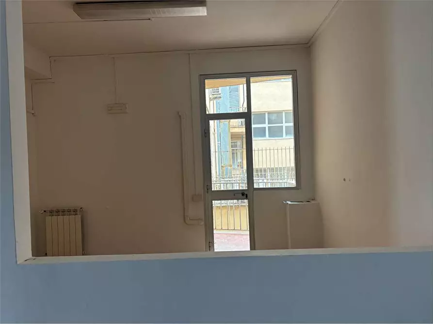 Immagine 3 di Ufficio in affitto  a Livorno