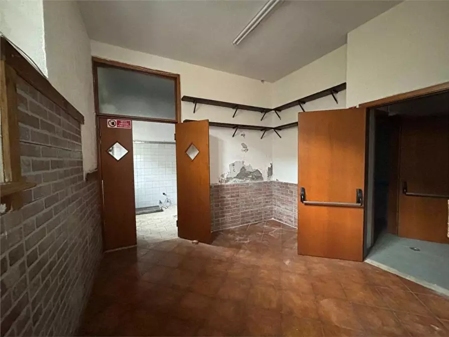 Immagine 5 di Locale commerciale in vendita  a Livorno