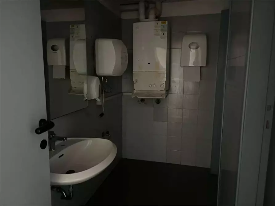 Immagine 3 di Ufficio in affitto  a Livorno