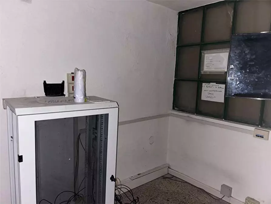 Immagine 8 di Ufficio in affitto  a Livorno