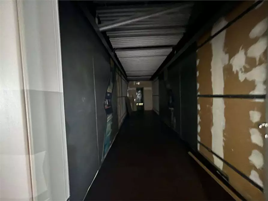 Immagine 10 di Ufficio in affitto  a Livorno