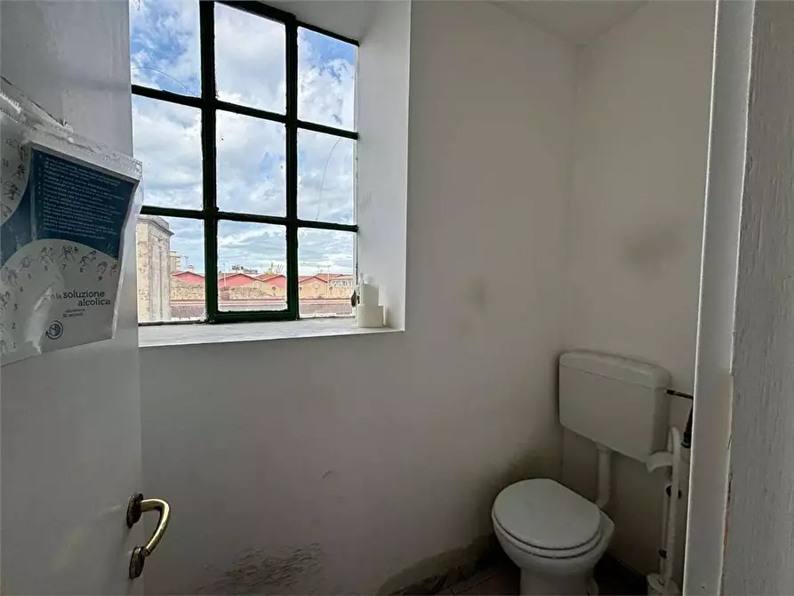 Immagine 11 di Ufficio in affitto  a Livorno