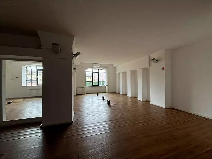 Immagine 11 di Ufficio in affitto  a Livorno