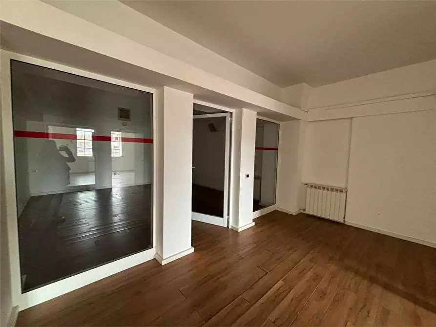 Immagine 13 di Ufficio in affitto  a Livorno