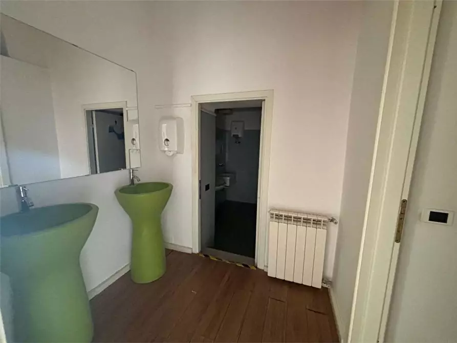 Immagine 2 di Ufficio in affitto  a Livorno